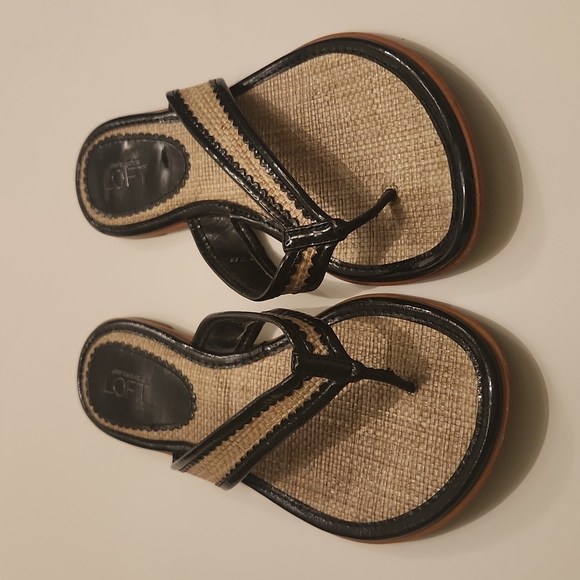 Ann Taylor LOFT flip flips, size 7 B, black and tan woven material - Picture 2 of 8